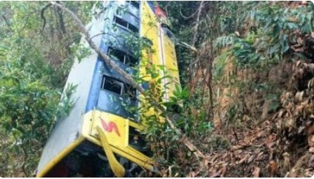বান্দরবানে পর্যটকদের নিয়ে বাস খাদে, আহত ২০