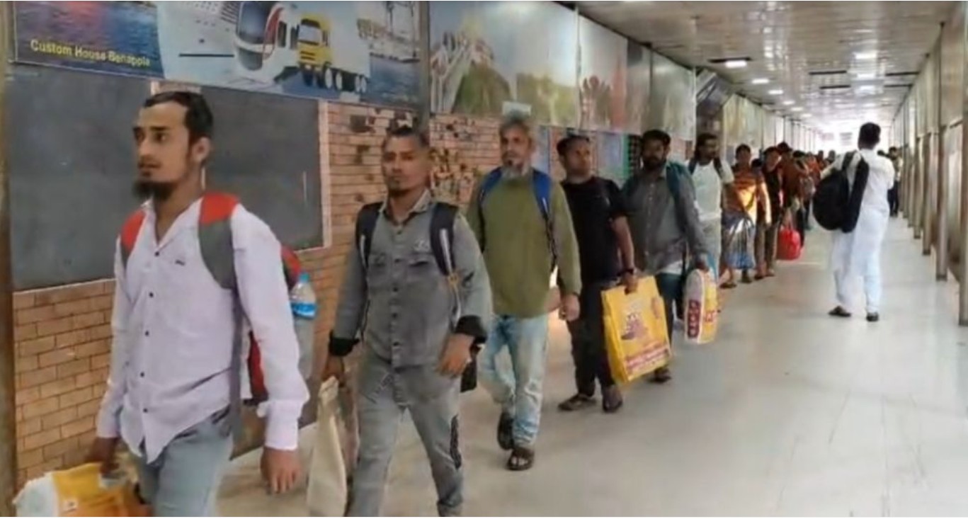 কারাভোগ শেষে দেশে ফিরলেন শিশুসহ ৩৩ বাংলাদেশি