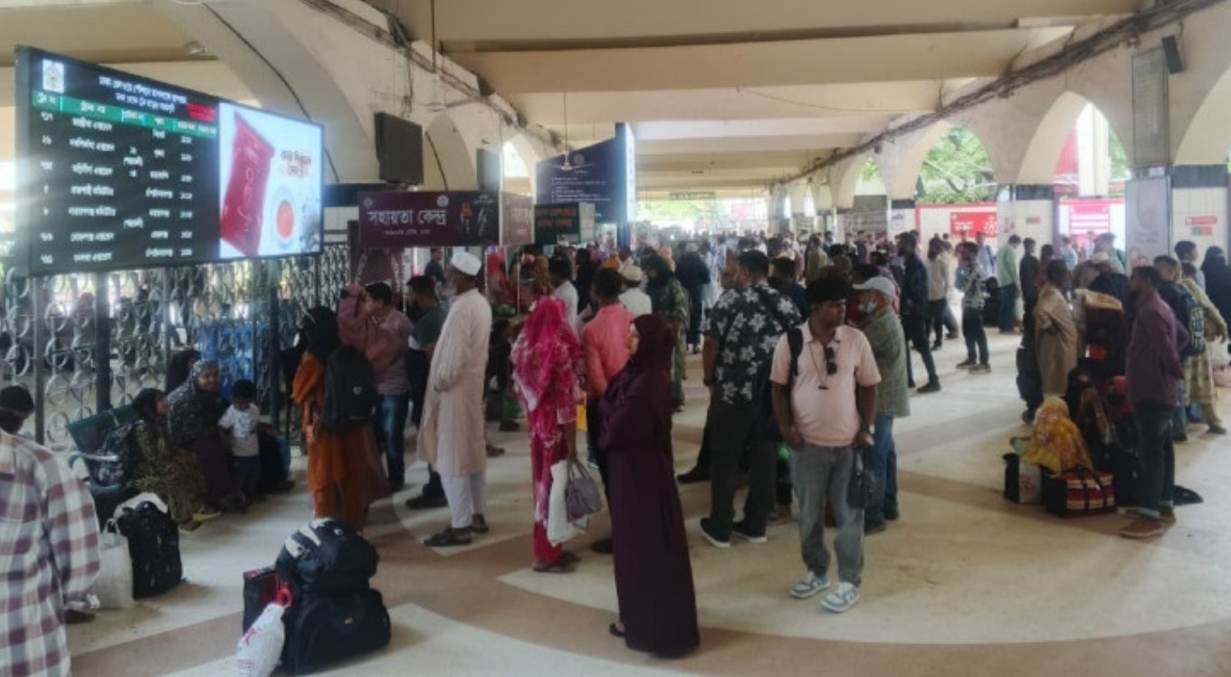 ঈদ শেষে শহরমুখী মানুষ, ট্রেনের সিগন্যাল ত্রুটিতে সিডিউল বিপর্যয়