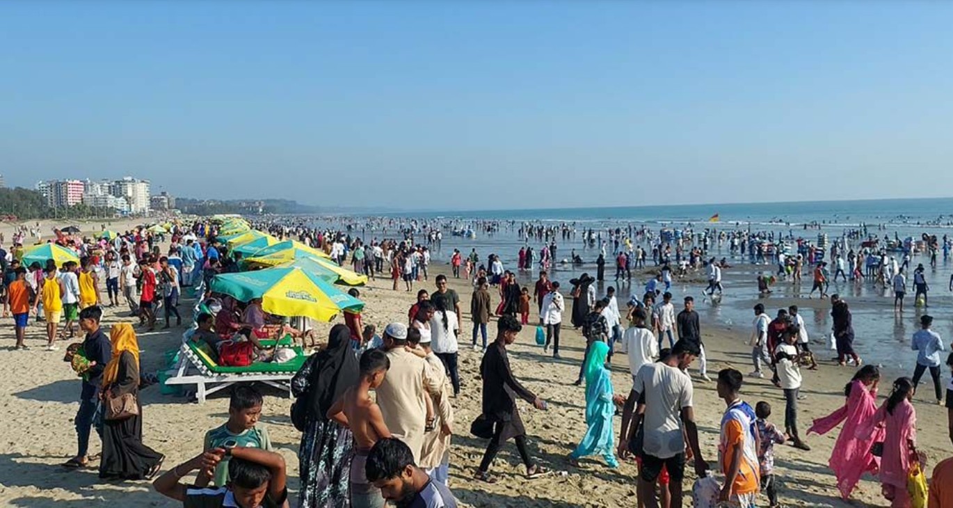 ঈদের টানা ছুটিতে পর্যটকে টইটম্বুর কক্সবাজার সমুদ্রসৈকত