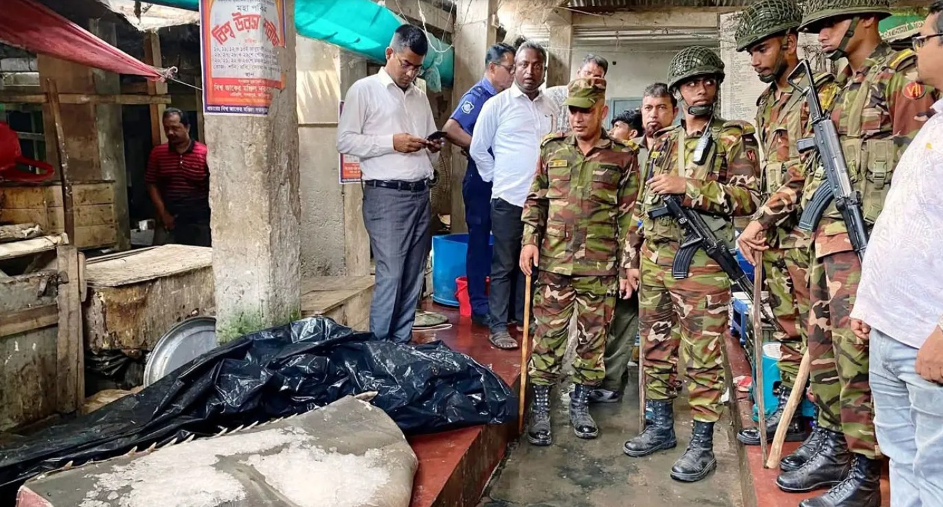 সাগরে ধরা পড়া ২০ মণ ওজনের খটক মাছ মাটিচাপা দিলো মঠবাড়িয়া উপজেলা প্রশাসন