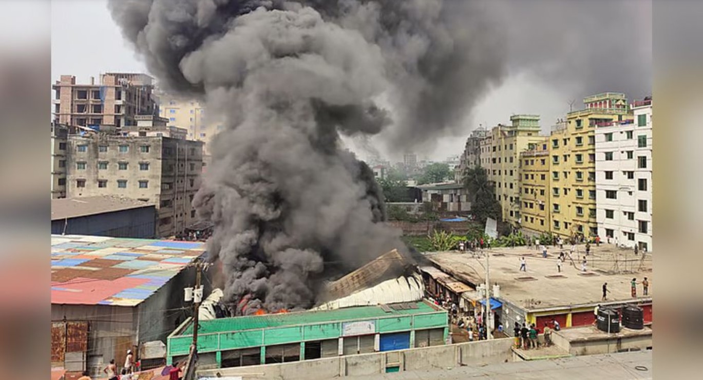 কেরানীগঞ্জের কদমতলীতে গ্যাসলাইট কারখানার আগুন নিয়ন্ত্রণে, ৫ লাশ উদ্ধার