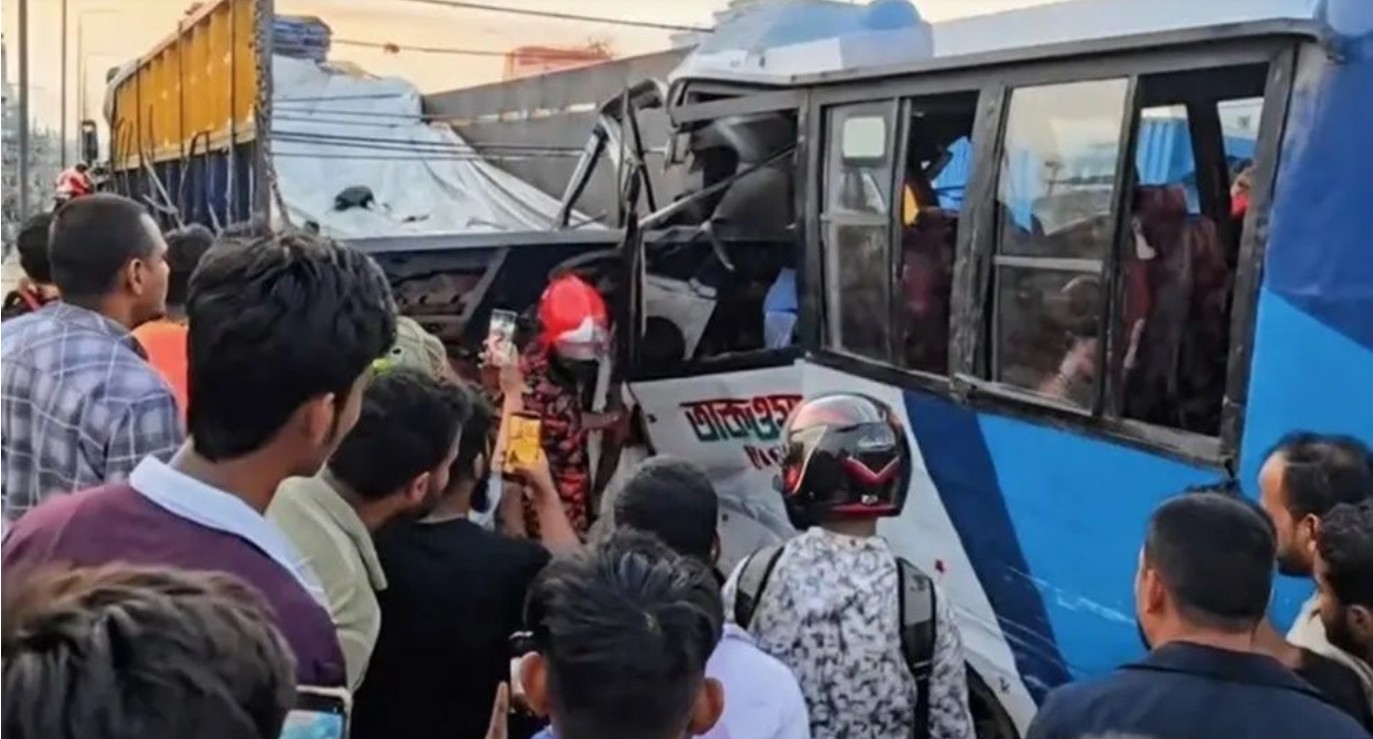 গাজীপুরে বাস-ট্রাক সংঘর্ষে নিহত ৩ জন