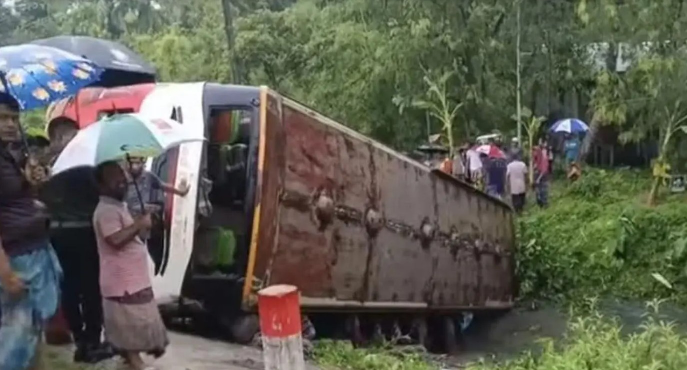 ভোলার বোরহানউদ্দিনে নিয়ন্ত্রণ হারিয়ে যাত্রীবাহী বাস উল্টে খাদে