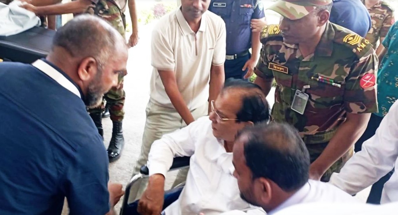 ত্রাণমন্ত্রীকে এয়ার অ্যাম্বুলেন্সে ঢাকায় এনে হাসপাতালে ভর্তি