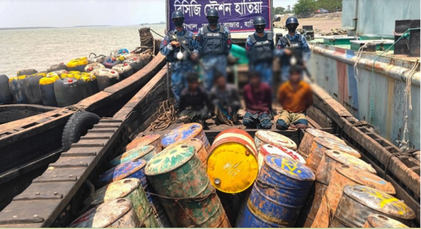 নোয়াখালীর হাতিয়ায় ৮ লাখ টাকার অবৈধ জ্বালানি জব্দ, আটক ৪
