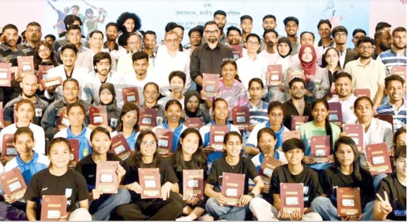 এবারে ১৭১ জনের হাতে ক্রীড়া কার্ড দিলো প্রতিমন্ত্রী আমিনুল হক